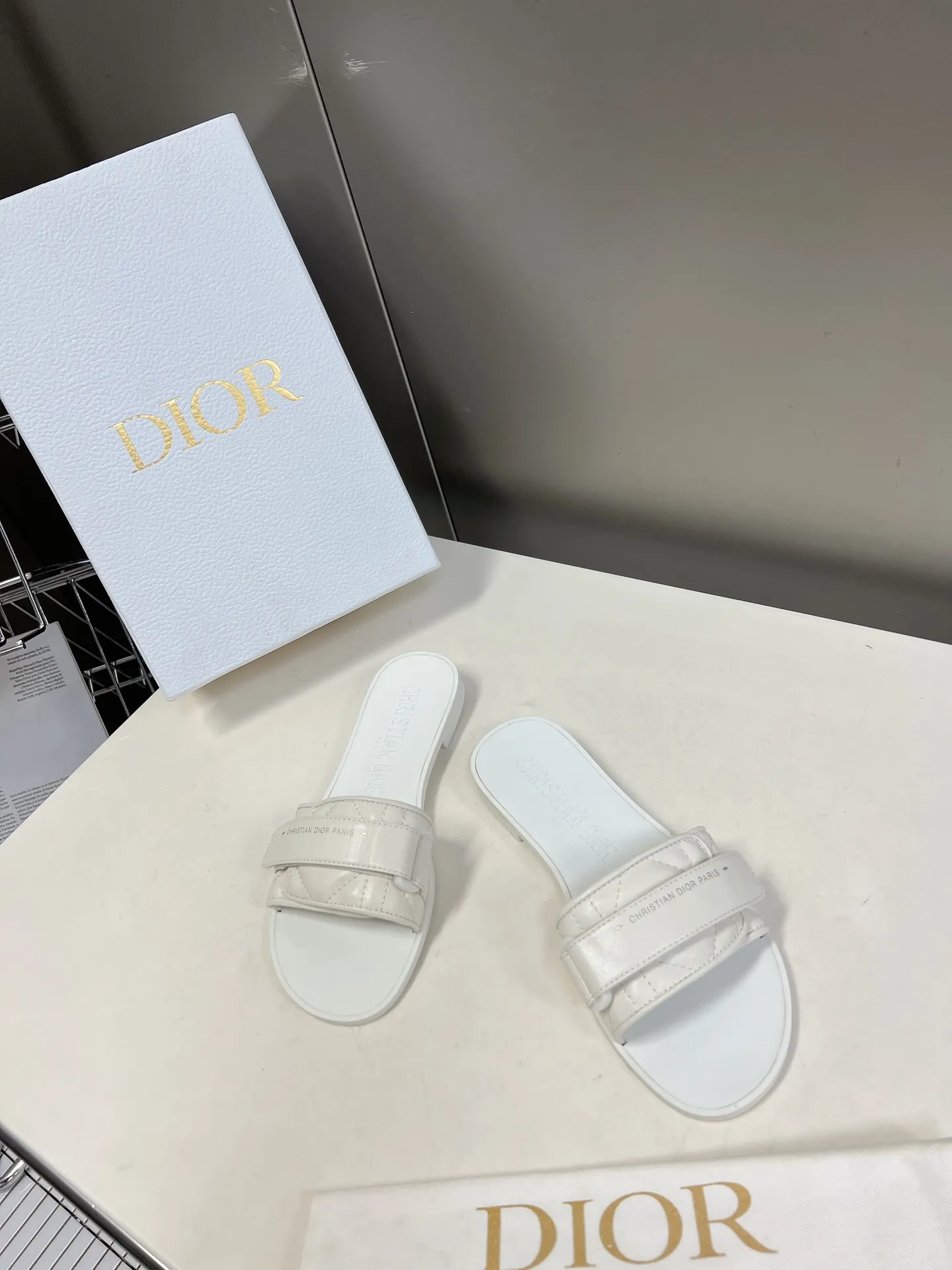 👟👟Ex-factory price 380👟👟 Leather-covered Dior classic Velcro buckle sandals. The high version of the GO original version is a perfect replica. The most popular color matching fabric. Super layered. The original high-end TPU outsole✔️very comfortable and easy to walk. The upper materials are all original customized, 3D electric embroidered three-dimensional cloth surface. Very versatile. A must-have for lazy people in summer. The original full set of packaging code number: 35-40